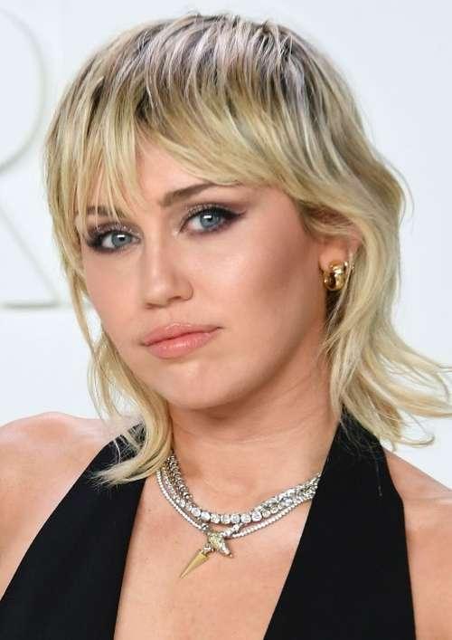 Стрижки на средние кудрявые волосы 2019 женские. Модные стрижки 2022 на кудрявые волосы: новинки, тренды, фото