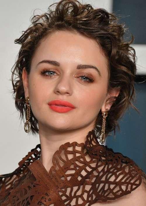 Стрижки на средние кудрявые волосы 2019 женские. Модные стрижки 2022 на кудрявые волосы: новинки, тренды, фото