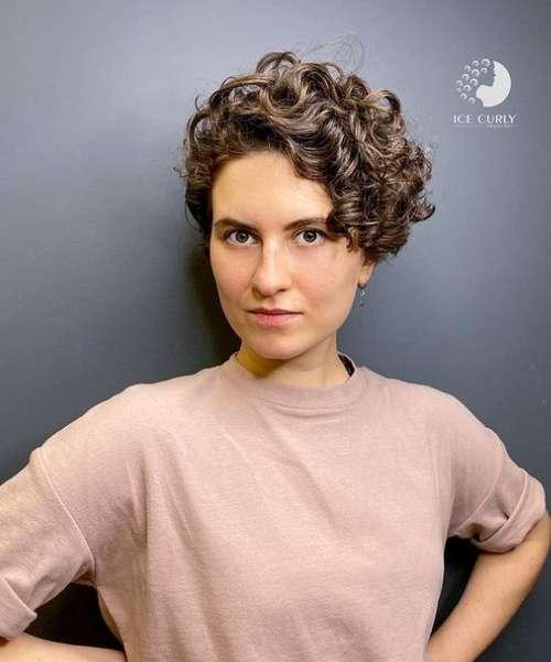 Стрижки на средние кудрявые волосы 2019 женские. Модные стрижки 2022 на кудрявые волосы: новинки, тренды, фото