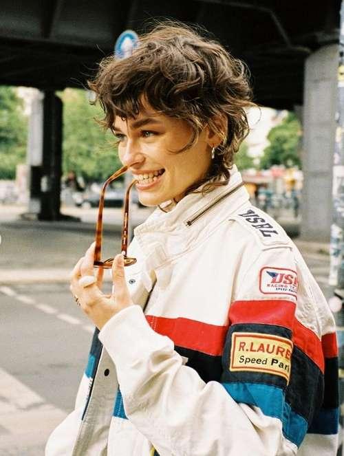 Стрижки на средние кудрявые волосы 2019 женские. Модные стрижки 2022 на кудрявые волосы: новинки, тренды, фото