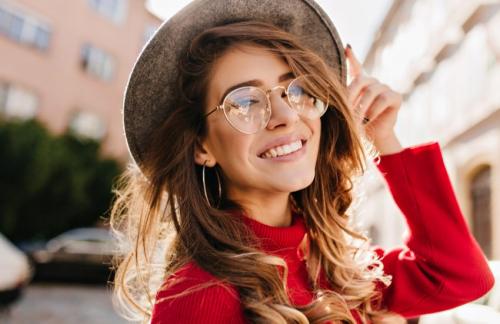 Низкий хвост с закрытыми ушами. На волосок от осени: самые трендовые укладки сезона