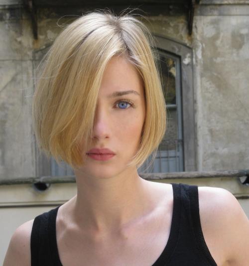 Ровный срез на тонкие волосы. Идеи стрижек для тонких волосы в 2022 году