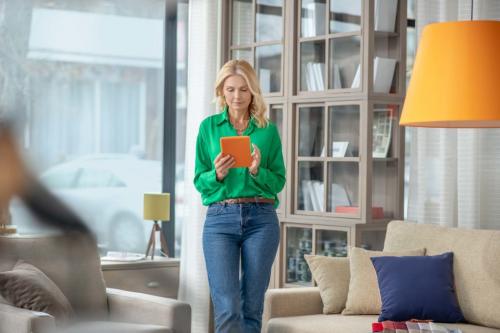 Рваные джинсы модно или нет 2022. Какие женские джинсы будут модными в 2022 году