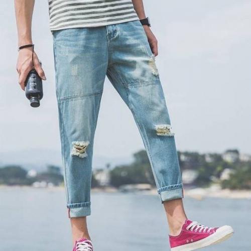Как выглядят рваные джинсы на женщине и на мужчине. Каковы особенности мужских рваных джинсов, с чем сочетаются