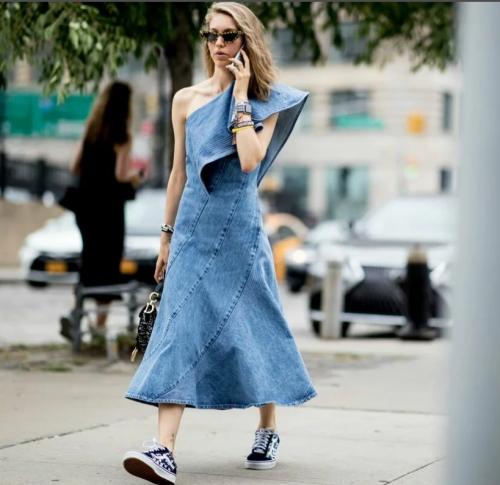 Джинсовое платье 2022. Модное джинсовое платье 2022 года с фото