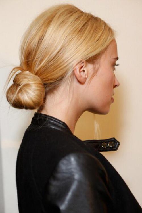 25 самых востребованных причесок на разную длину волос. Стильный пучок на длинные волосы 2024
