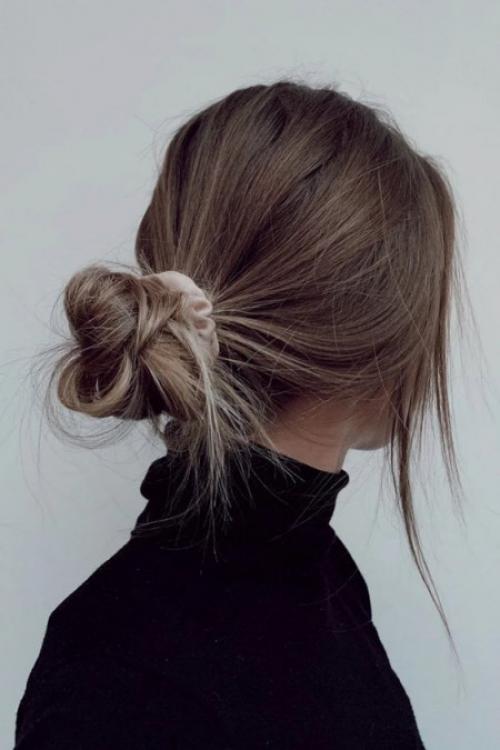 25 самых востребованных причесок на разную длину волос. Стильный пучок на длинные волосы 2024