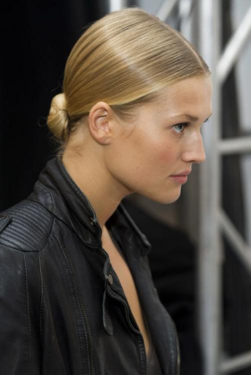 25 самых востребованных причесок на разную длину волос. Стильный пучок на длинные волосы 2024