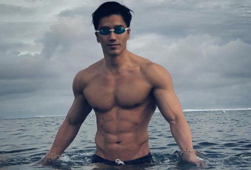 Как называется человек который выглядит моложе своих лет. «Никогда не принимайте душ поздно вечером и рано утром»