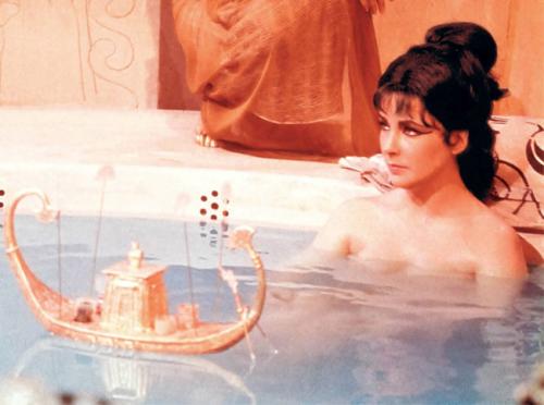 Какие продукты и процедуры использовала Клеопатра для сохранения своей красоты и обаяния. Рекомендуем