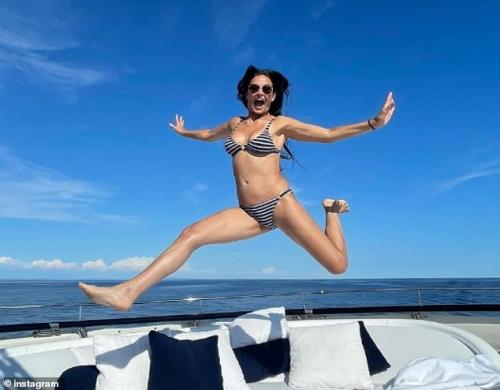 Что известно о ее диете и образе жизни. Sixty going on thirty! How Demi Moore eats strict raw vegan diet, practices yoga and has leech facials to look youthful in her seventh decade