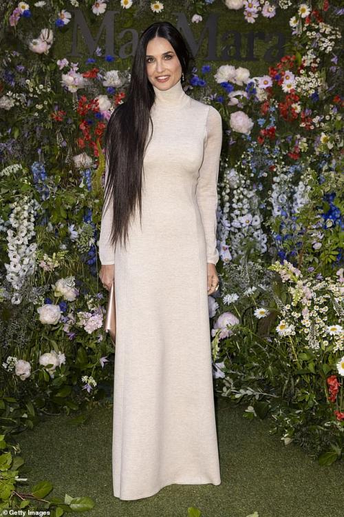 Что известно о ее диете и образе жизни. Sixty going on thirty! How Demi Moore eats strict raw vegan diet, practices yoga and has leech facials to look youthful in her seventh decade