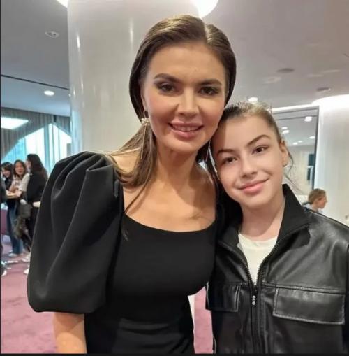 Как изменились ее наряды с годами. «Эволюция нарядов» — Как менялся стиль одежды Алины Кабаевой с годами