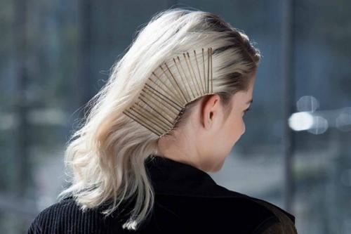 Как выбрать подходящие невидимки для своей прически. Простые причёски с невидимками по бокам на короткие волосы