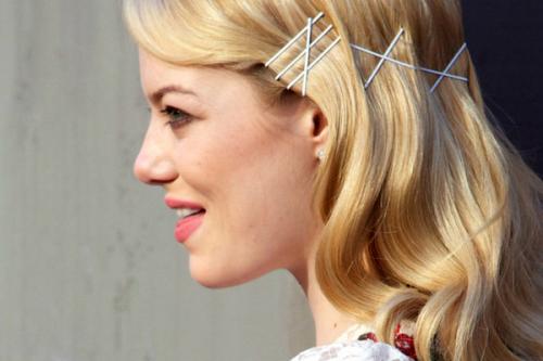 Как удержать прическу с заколками по бокам на протяжении всего дня. Прическа с невидимками по бокам на средние, длинные, короткие волосы