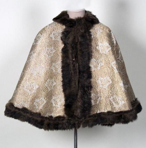 Как сделать плащ. Как сшить плащ-накидку