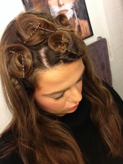 Какие особенности причесок с заколками-невидимками делают их привлекательными для женщин. Просто, но эффектно: 11 причёсок с заколками-невидимками