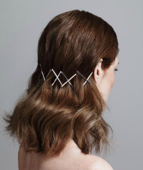 Какие особенности причесок с заколками-невидимками делают их привлекательными для женщин. Просто, но эффектно: 11 причёсок с заколками-невидимками