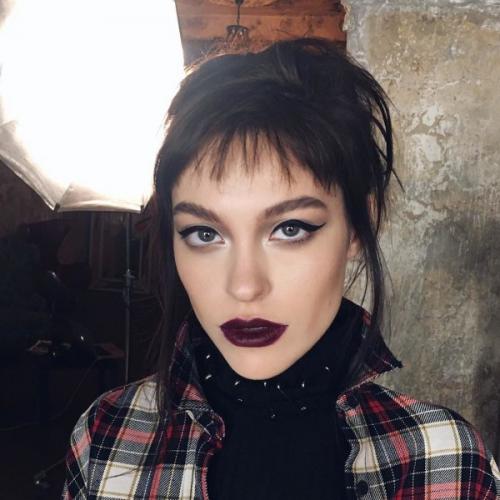 Макияж глаз с темной помадой. Макияж и образы: темная помада для брюнеток