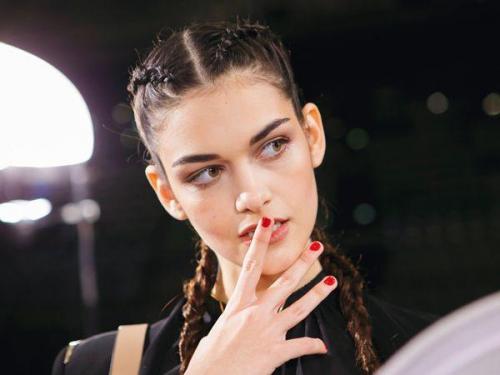 Быстро и эффективно: как сделать прическу с заколками за минуту 23 Быстро и эффективно: как сделать прическу с заколками за минуту 23