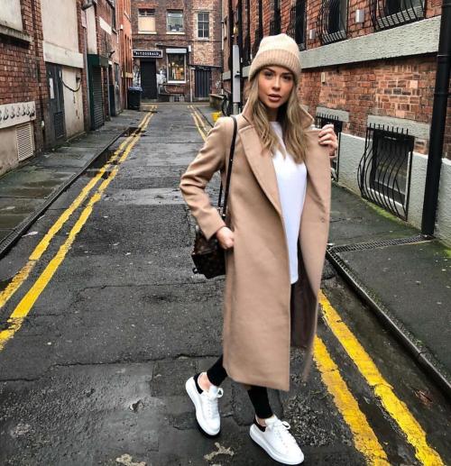 Черное пальто и кроссовки. Как правильно сочетать кроссовки с пальто, советы модницам