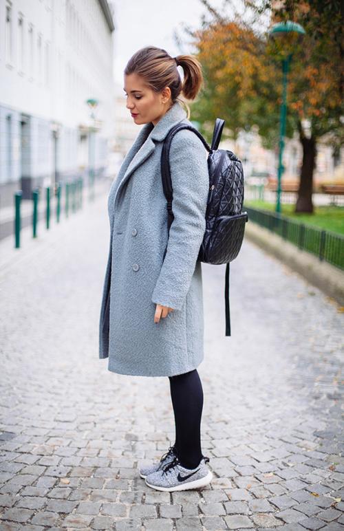 Черное пальто и кроссовки. Как правильно сочетать кроссовки с пальто, советы модницам