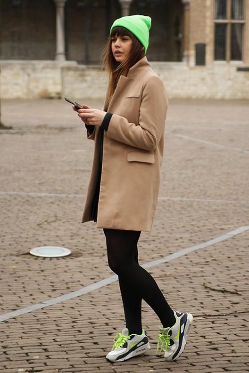 Черное пальто и кроссовки. Как правильно сочетать кроссовки с пальто, советы модницам