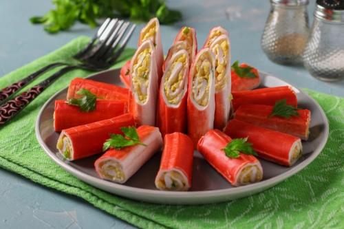 Как выглядит крабовая зачёска. 20 закусок из крабовых палочек, которые придутся по вкусу каждому