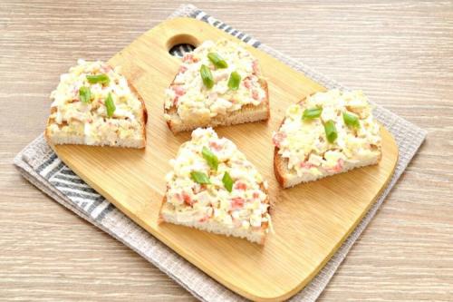 Как выглядит крабовая зачёска. 20 закусок из крабовых палочек, которые придутся по вкусу каждому