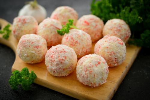 Какие продукты нужно использовать для крабовой зачёски. 10 ярких и вкусных рецептов крабовых шариков