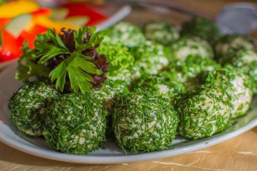 Какие продукты нужно использовать для крабовой зачёски. 10 ярких и вкусных рецептов крабовых шариков