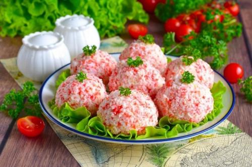 Какие продукты нужно использовать для крабовой зачёски. 10 ярких и вкусных рецептов крабовых шариков