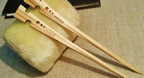 Какие особенности заколочки волос с палочкой есть у детей и взрослых. Древняя легенда и немного истории