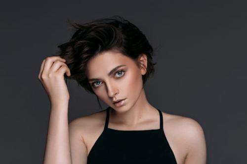 Какие прически можно создать на коротких волосах в салоне. Особенности укладки на короткие волосы