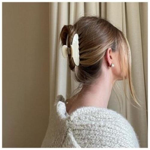 Какие особенности есть при прическе для каре с крабиком для коротких и длинных волос. Разнообразие современных причесок для тех, у кого каре