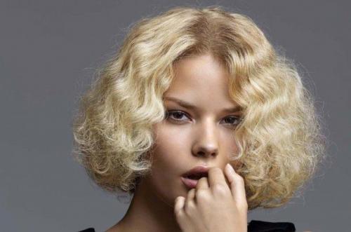 Какие прически с заколками можно использовать для коротких волос, если у вас кудрявые волосы. Ретро стиль