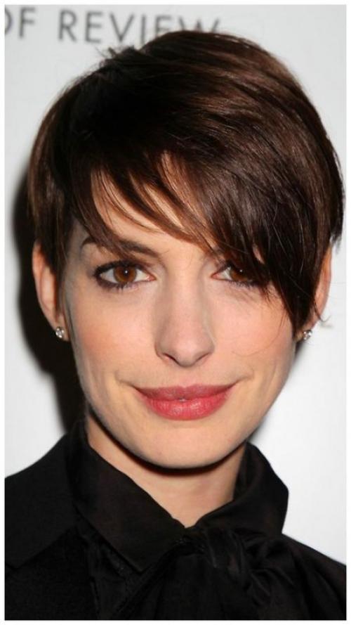 Как можно создать индивидуальный образ с короткими волосами. Женственность с короткими волосами: особенности стиля