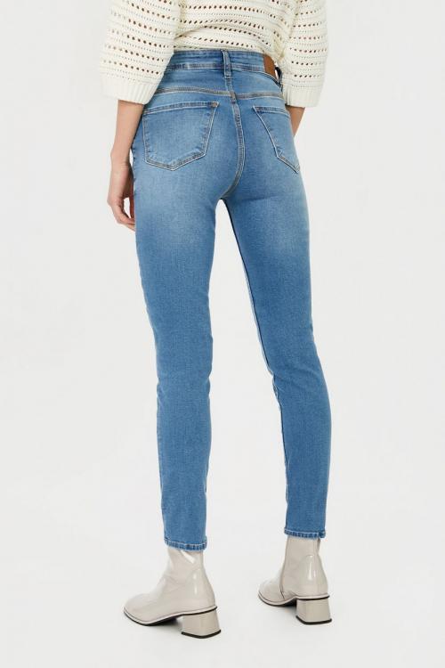 С чем носить рваные джинсы в 30 лет женщине осень. Фото с рваными джинсами на 2022 02 С чем носить рваные джинсы в 30 лет женщине осень. Фото с рваными джинсами на 2022 02