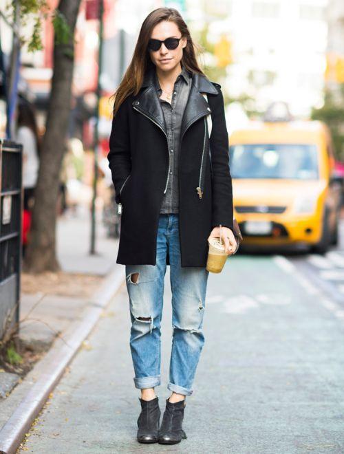 Варианты сочетания синих рваных джинсов с другими элементами гардероба