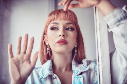 Какие факторы влияют на качество заколотия короткой Челки. Кому идет короткая челка