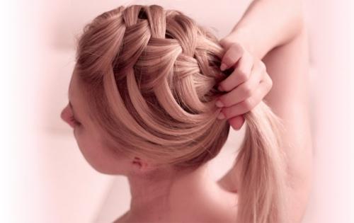 Прически на средние волосы на праздник. Делаем сами