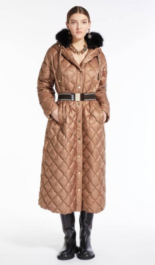 Уверенный выбор: стильные сочетания для пуховика средней длины в 50 лет 05