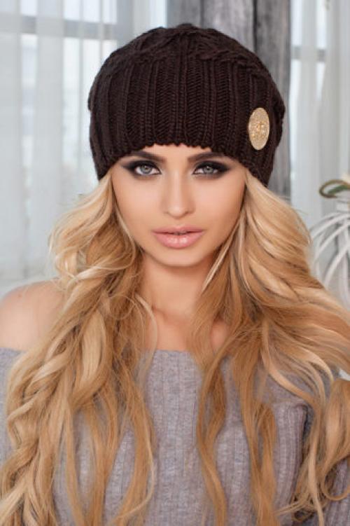 Какие цвета и материалы наиболее популярны для головных уборов для женщин 50+. Популярные цвета