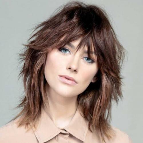 Стрижки 2022 женские на средние волосы. Трендовые женские стрижки 2022-2023 на средние волосы – последние тенденции, новинки, фото