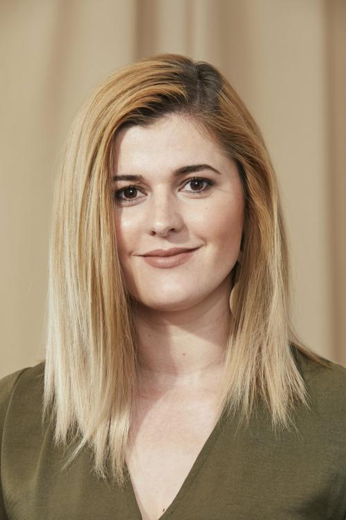 Универсальная стрижка на средние волосы. Модные и удобные стрижки на средние волосы: галерея фото причесок