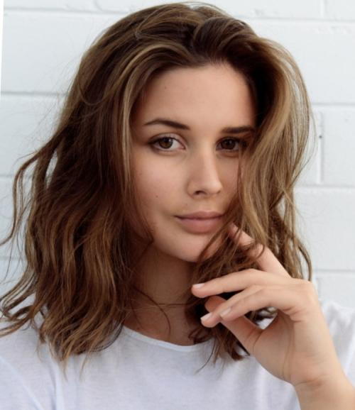 Стрижки на полудлинные волосы. Стрижка для средних волос без челки