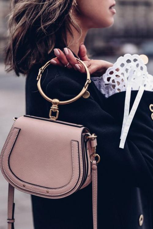 Модные головные уборы для женщин после 50: тенденции 2025 года 12 Модные головные уборы для женщин после 50: тенденции 2025 года 12