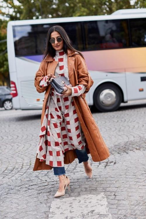 Какая длина платья лучше всего подходит для ношения с джинсами. Платье с джинсами: как носить?