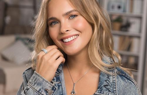 Какие аксессуары подходят к платью с джинсами или брюками. Правила денима: какие украшения носить с джинсовой одеждой