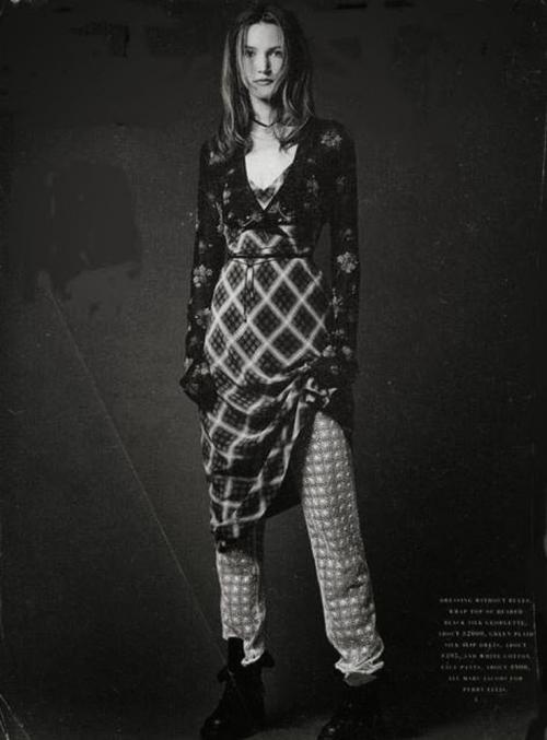 Стильно и уютно: как носить платье поверх брюк 06